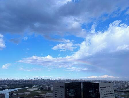 雨上がりに出会った虹 虹,雲,都市風景の写真素材