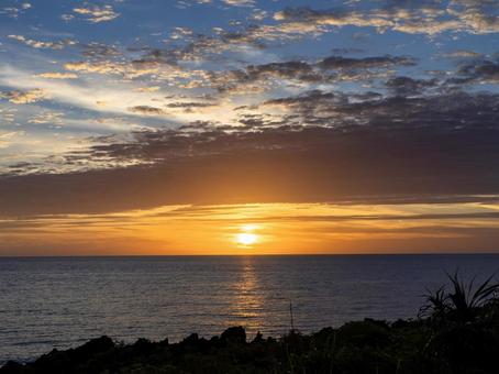 真栄田岬から眺める夕焼け 真栄田岬から眺める夕焼け 夕日,夕焼け,海の写真素材