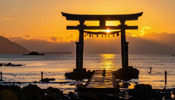 神社の初日の出と気嵐の風景の写真