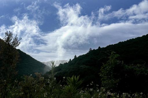 <素材>雨の日に立ちのぼる滑昇霧と青い空 <素材>雨の日に立ちのぼる滑昇霧と青い空の写真