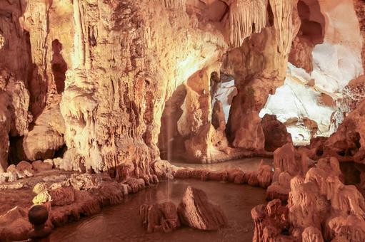 鍾乳石が連なる静寂の地下洞窟 石灰岩,洞窟,美しいの写真素材