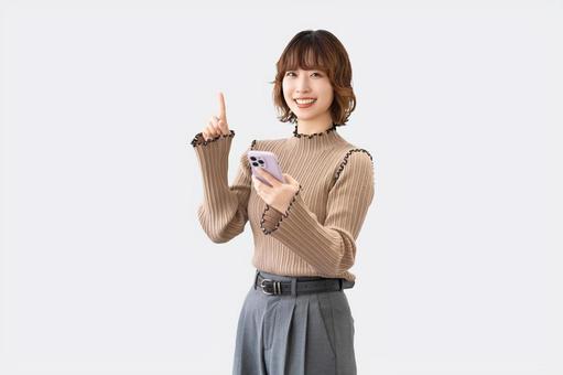 スマホを持つ笑顔の女性・ビジネスウーマン スマホを持つ笑顔の女性・ビジネスウーマン 女性,スマホ,笑顔の写真素材