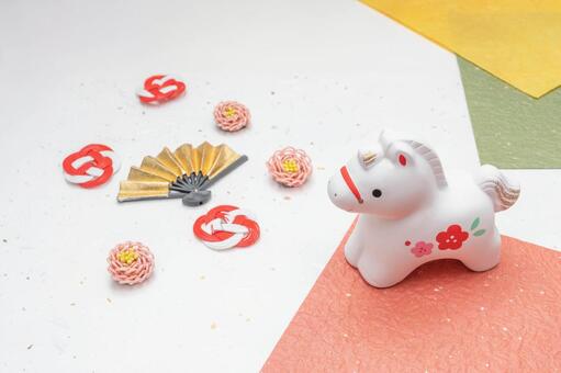 うまの置物と金扇子の華やかな正月イメージ うま,置物,干支の写真素材