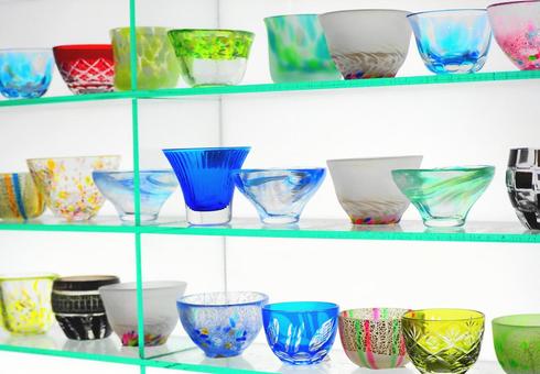 たくさんの色鮮やかな硝子のカップの工芸品 たくさんの色鮮やかな硝子のカップの工芸品 グラス,ガラス,硝子の写真素材
