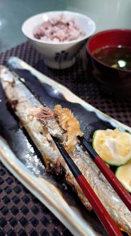 秋サンマを食べる 秋サンマを食べる さんま,秋刀魚,焼き魚の写真素材