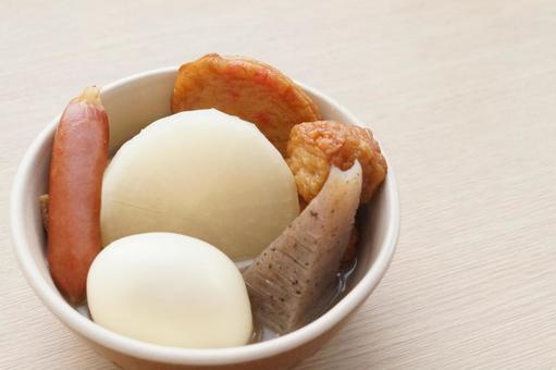 器に盛ったおでん　ウインナー　大根　玉子 おでん,和食,鍋物の写真素材