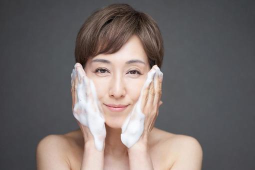 Middle-aged Japanese woman washing her face with foam, bubble, washing face, female, JPG