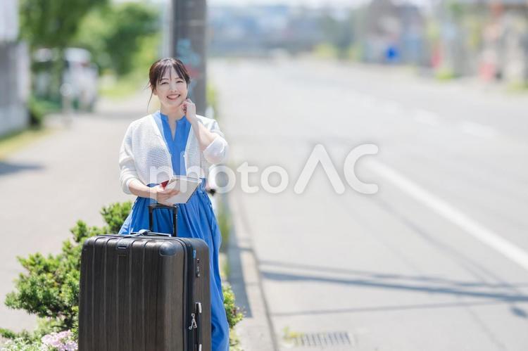 旅行する女性 スマホ,女性,美人の写真素材