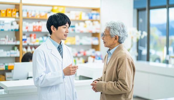 穏やかに話している薬剤師と高齢者 穏やかに話している薬剤師と高齢者の写真