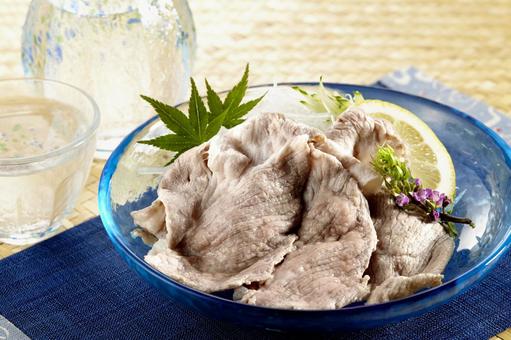 豚肉の冷しゃぶと日本酒 豚肉の冷しゃぶと日本酒 豚しゃぶ,冷しゃぶ,しゃぶしゃぶの写真素材