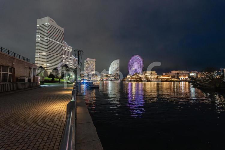 みなとみらいの夜景で黄昏る 夜景,みなとみらい,繁華街の写真素材