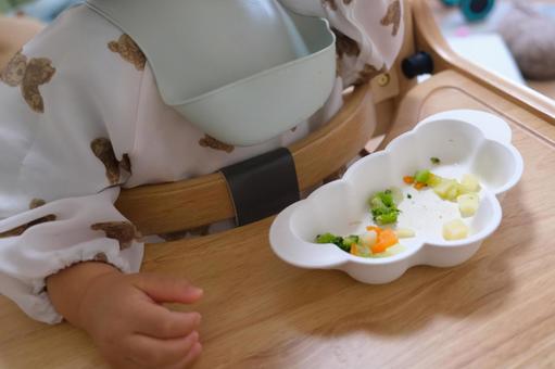 家で離乳食の野菜を手づかみ食べする子ども 手づかみ,離乳食,子どもの写真素材