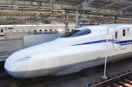 ホームに停車する新幹線（N700S系） 新幹線,ホーム,のぞみの写真素材