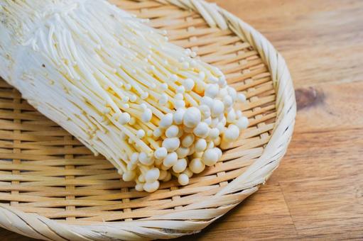 竹ざるの上のえのき えのき,きのこ,竹ざるの写真素材