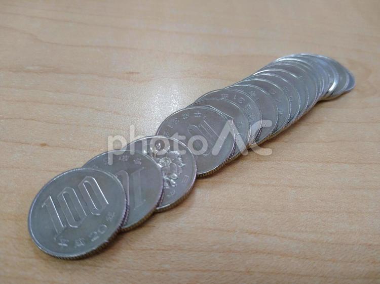 一列に並べた100円玉 100円,貨幣,玉の写真素材