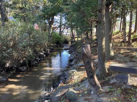 遠野のカッパ淵の看板と小川（秋） カッパ淵,カッパ,遠野の写真素材