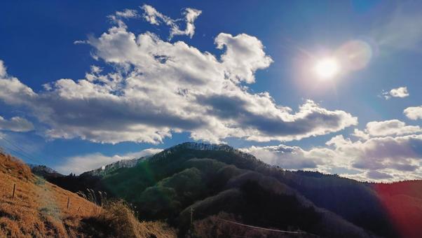 青空と太陽と山 青空と太陽と山の写真