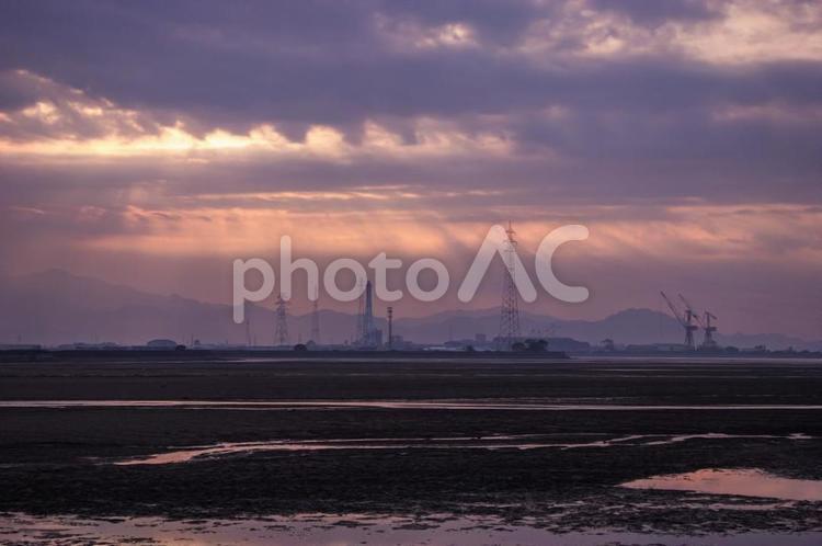 今治の工業地帯と神秘的な夕焼け 四国,愛媛県,今治市の写真素材