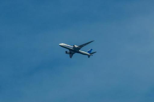 風景上空を飛ぶ飛行機 風景上空を飛ぶ飛行機 飛行機,航空機,旅客機の写真素材