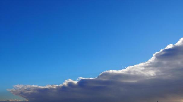 秋の空・青空&不気味な雨雲 秋の空・青空&不気味な雨雲の写真