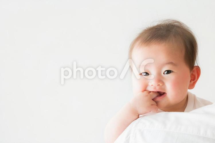 男性に抱かれる赤ちゃん（笑顔） 赤ちゃん,子供,お父さんの写真素材