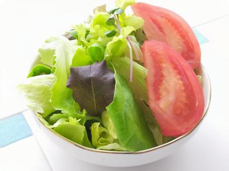 ヘルシー　フレッシュ　サラダ（ボール近）の写真