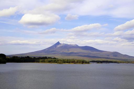秋の駒ケ岳と白い雲 山,空,海の写真素材