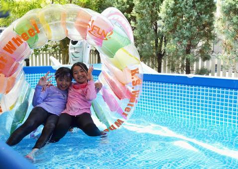 プールではしゃぐ子供たち プールではしゃぐ子供たち プール,子供,小学生の写真素材