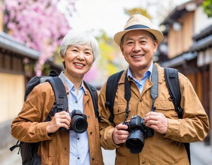 カメラを持って旅するシニア夫婦 カメラを持って旅するシニア夫婦の写真