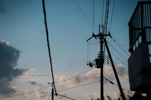 黄昏時の電柱 電柱,電線,空の写真素材