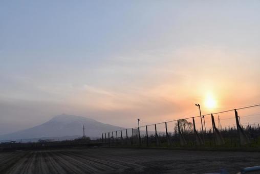 岩木山と夕日 岩木山と夕日の写真