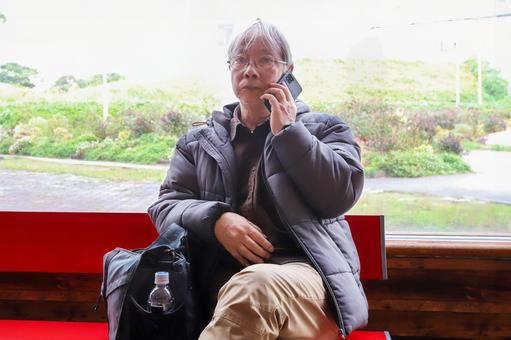 ベンチで電話をするシニア 老後,シニア,ベンチの写真素材