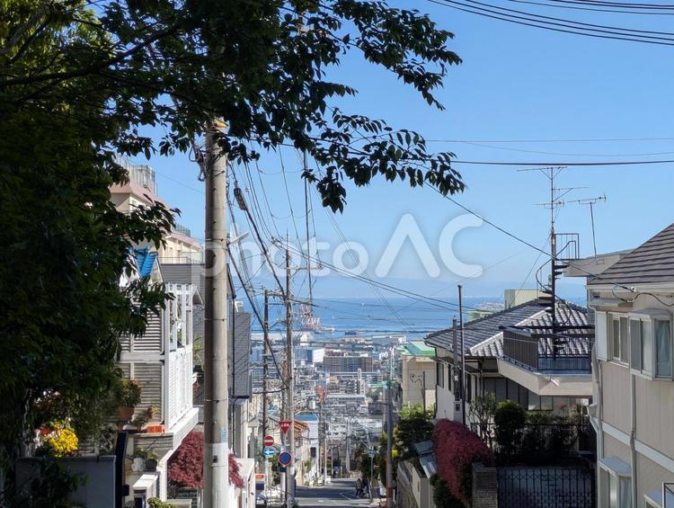 住宅街の合間から見える神戸の海 兵庫県,神戸市,山の写真素材