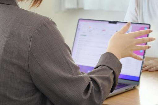 打合せシーン 打合せシーン pc,打合せ,ミーティングの写真素材