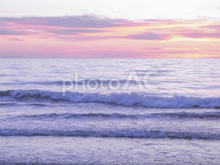 夕暮れの海 海,波,夕暮れの写真素材