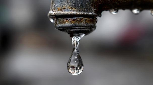 水が垂れそうな蛇口 水が垂れそうな蛇口の写真