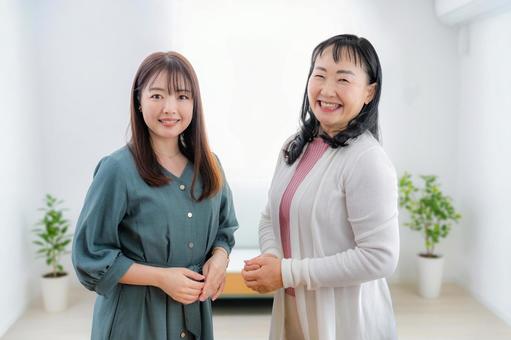 笑顔の二人の女性 女性,母娘,親子の写真素材
