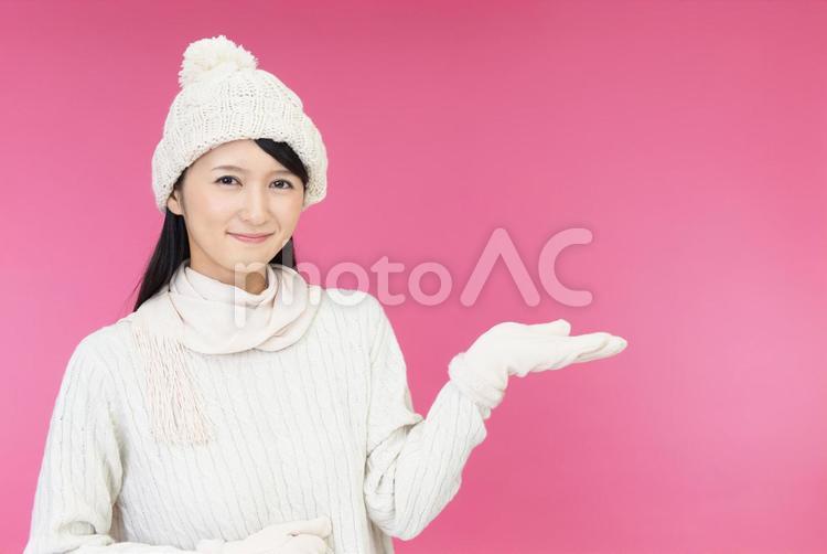 掌を見せる笑顔の女性 女性,女,笑顔の写真素材