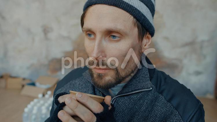 屋内でカップを持っている男性 男性,ニット帽,人物の写真素材