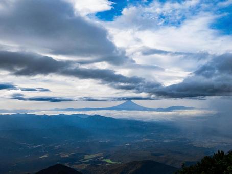 八ヶ岳連峰赤岳から見る富士山 八ヶ岳連峰赤岳から見る富士山の写真