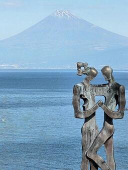 恋人岬のアモーレ像と晩秋の富士山 恋人岬,アモーレ像,展望デッキの写真素材