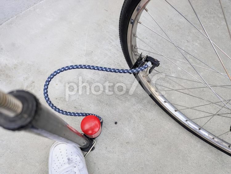 自転車のタイヤに空気を入れる 空気入れ,自転車,タイヤの写真素材