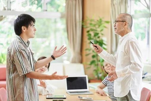 Young couple and old couple quarreling, cải lẩy, giai đoạn khó khăn từ dũ, gia đình, JPG