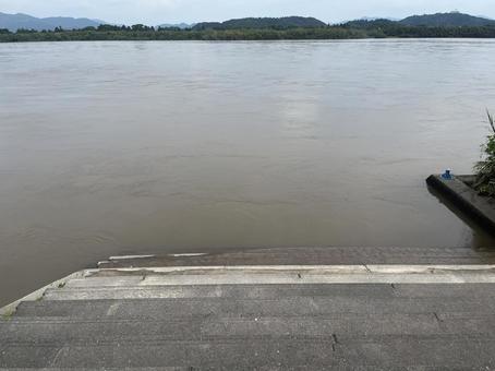 増水した川5 増水した川5の写真