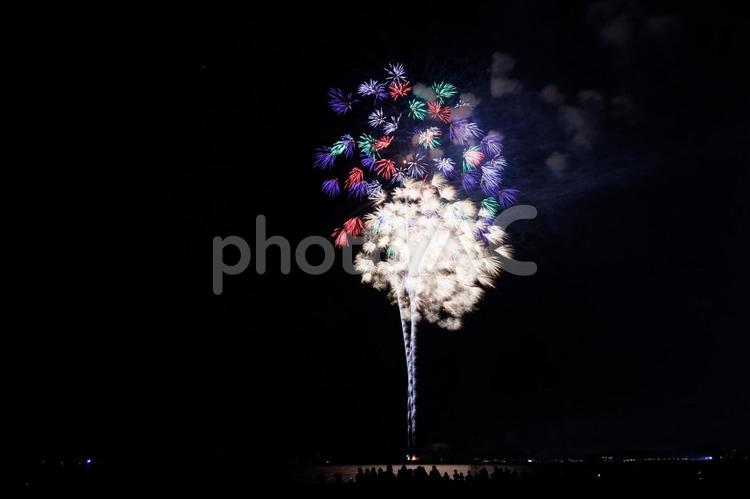 夜空に広がる色とりどりのスターマイン 花火,打ち上げ花火,花火大会の写真素材