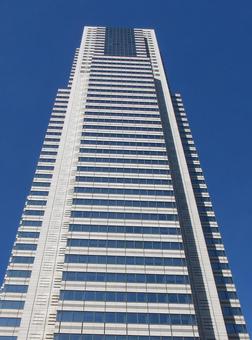 青空にそびえたつ高層ビル 新宿,都会,高層ビルの写真素材