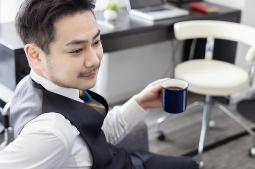出勤前にコーヒーを飲むビジネスマン 出勤前にコーヒーを飲むビジネスマン ビジネスマン,男性,人物の写真素材