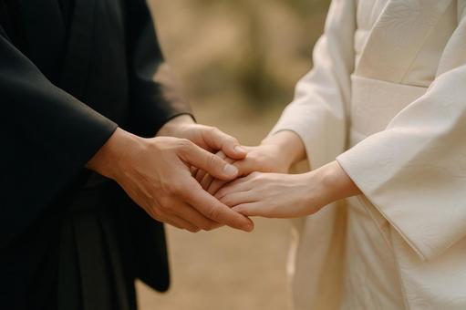 手をつなぐ新郎新婦の手元 手をつなぐ新郎新婦の手元の写真