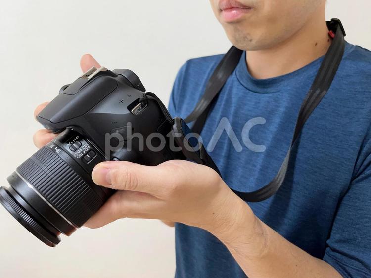 撮影した写真を確認する男性 人物,日本人,カメラの写真素材