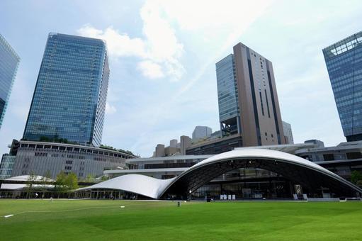 大阪駅のグラングリーン大阪とビル群 大阪駅のグラングリーン大阪とビル群の写真